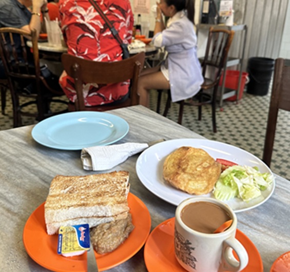 「カヤトースト」と麺料理で旅気分